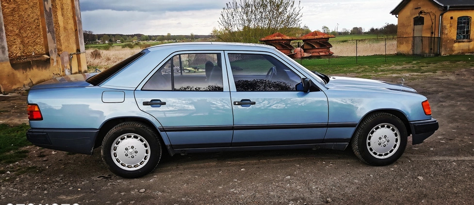 Mercedes-Benz Klasa E cena 21900 przebieg: 138000, rok produkcji 1988 z Choszczno małe 92